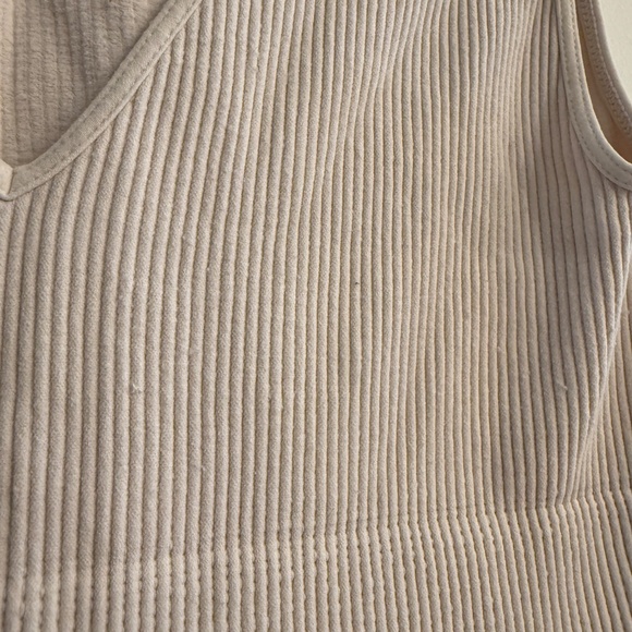 Cropped ribbed v-neck tank top - cream - Medium - Picture 4 of 5